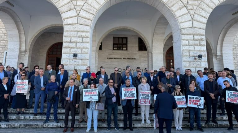 Nis protesta e pedagogëve, marshim drejt Parlamentit gjatë seancës plenare
