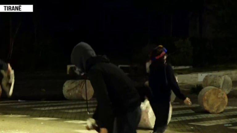 Protesta para Kryeministrisë: tensione sporadike mes hedhjes së gurëve dhe grupeve që këndojnë