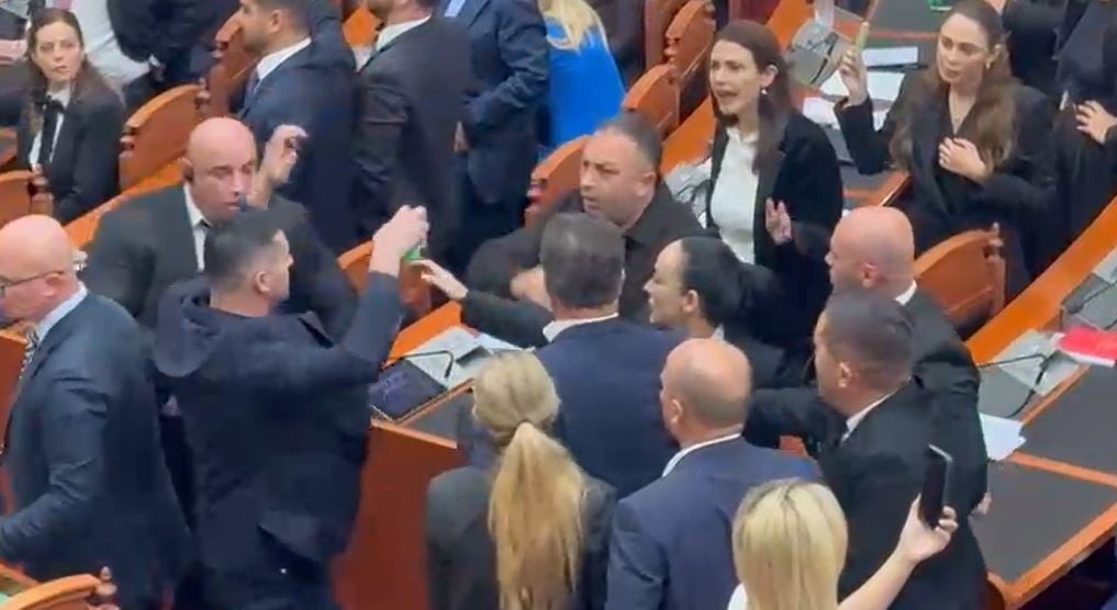 PS kërkon përjashtimin e 20 deputetëve të PD pas kaosit në Kuvend dhe bllokimit të foltores