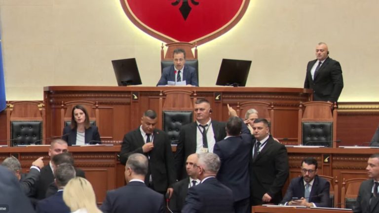 Seanca plenare nis me bllokim të foltores, opozita ndërpret rendin e ditës në Kuvend