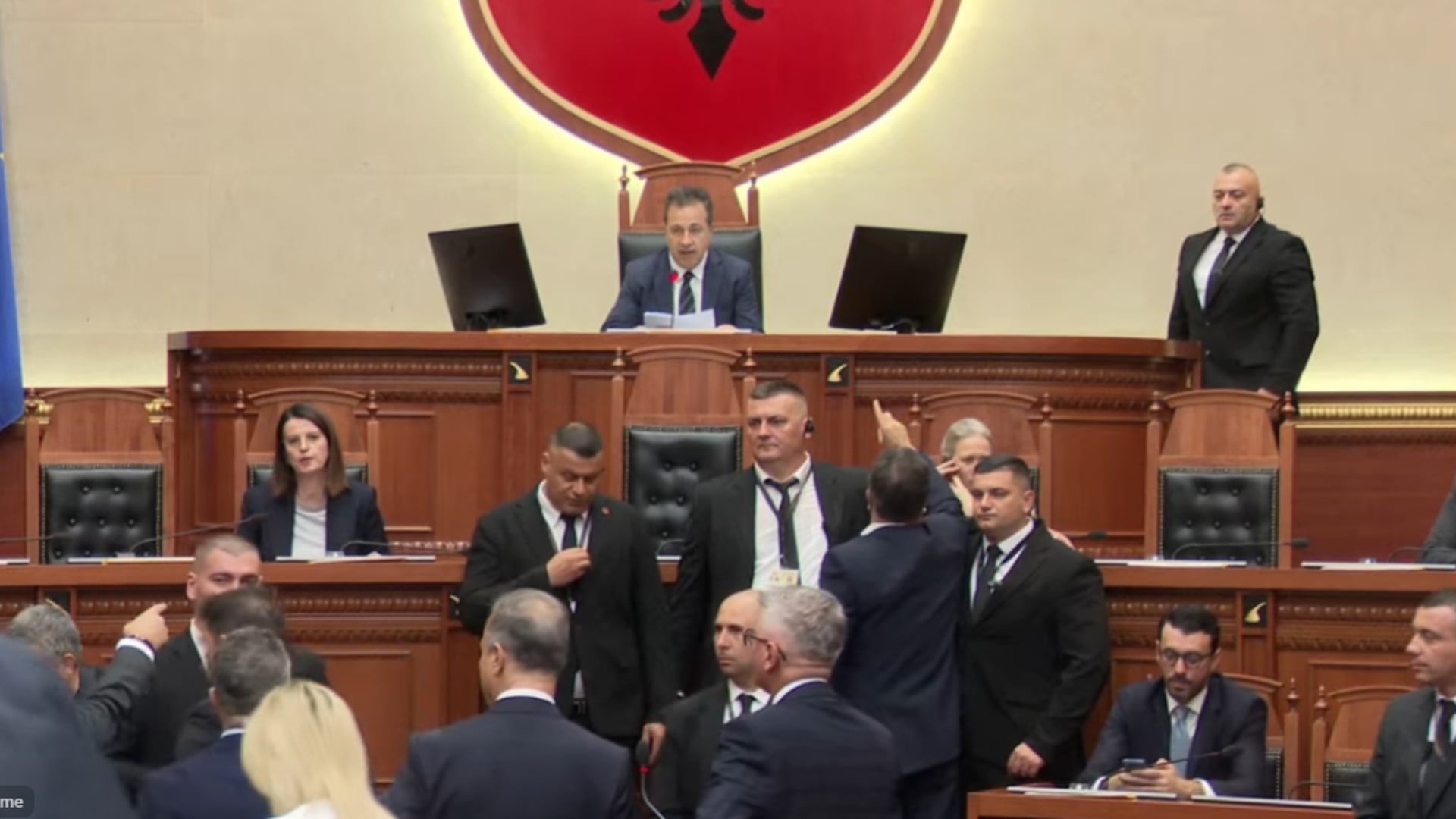 Seanca plenare nis me bllokim të foltores, opozita ndërpret rendin e ditës në Kuvend