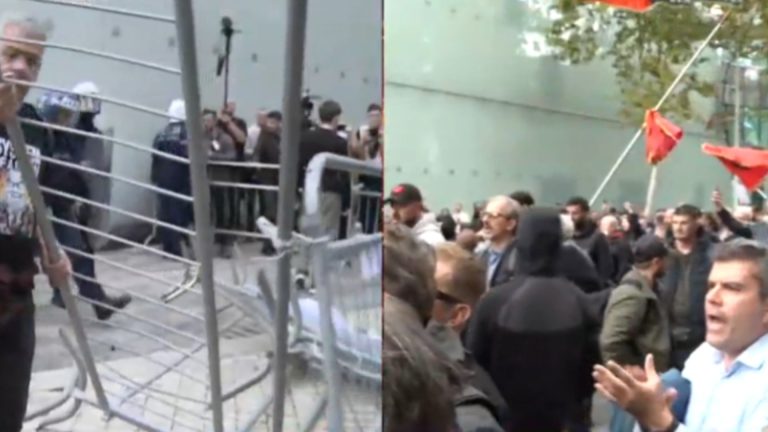Tension pranë Kuvendit: protestuesit rrëzojnë gardhin e policisë, përballje me FNSH