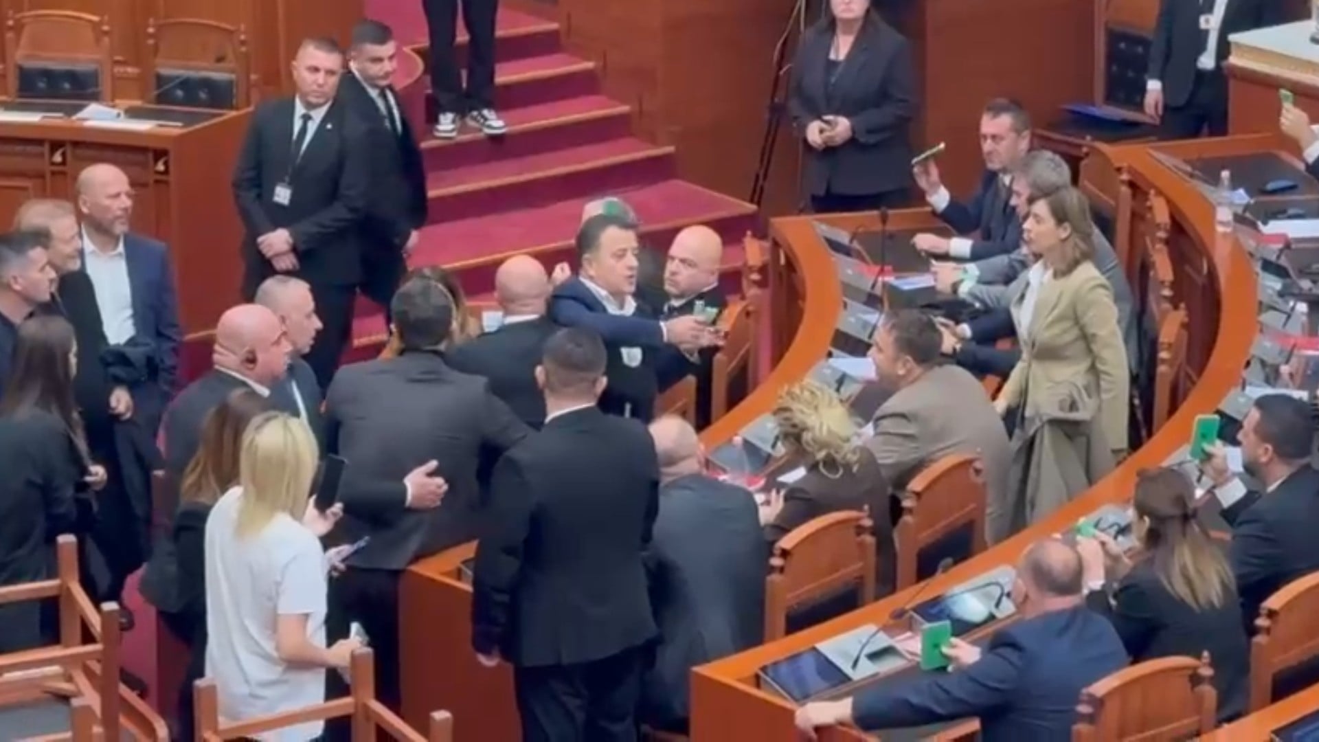 Tensione në Kuvend: Flamur Noka u merr kartonët deputetëve të mazhorancës pas kalimit në votim