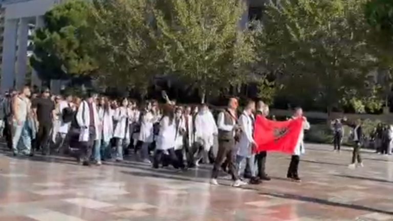 Dita e 11-të e protestës: studentët e Mjekësisë marshojnë me bluza të bardha drejt Kryeministrisë