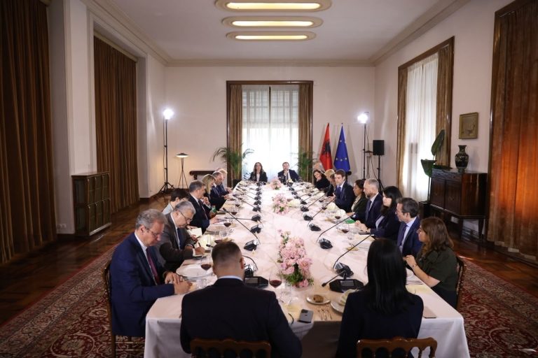 Ferit Hoxha mbledh ambasadorët e BE-së, qeveria mbron kursin për protesta dhe shtetin ligjor