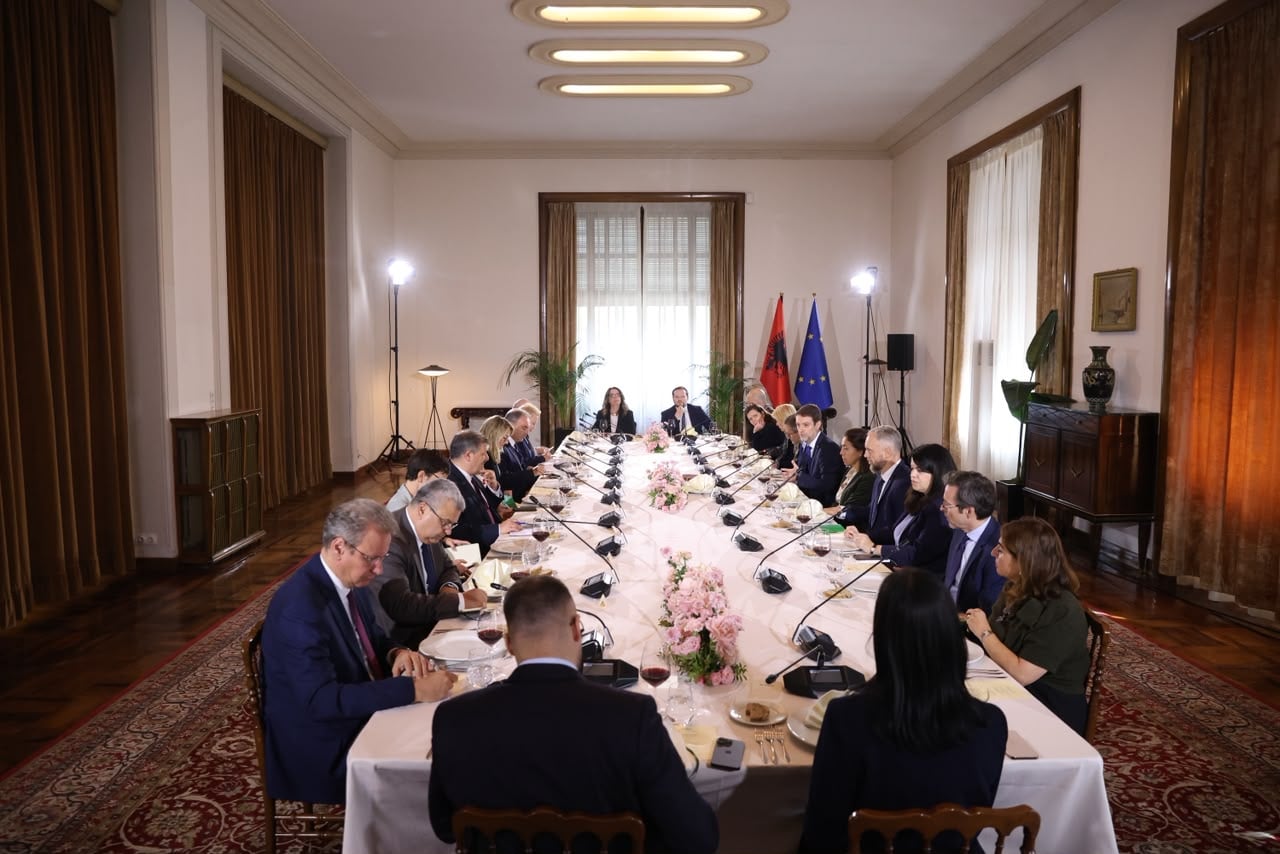 Ferit Hoxha mbledh ambasadorët e BE-së, qeveria mbron kursin për protesta dhe shtetin ligjor