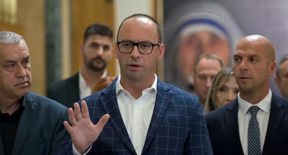 Humbja e Vuçiçit trazon Listën Serbe, opozita në Kosovë flet për fundin e saj