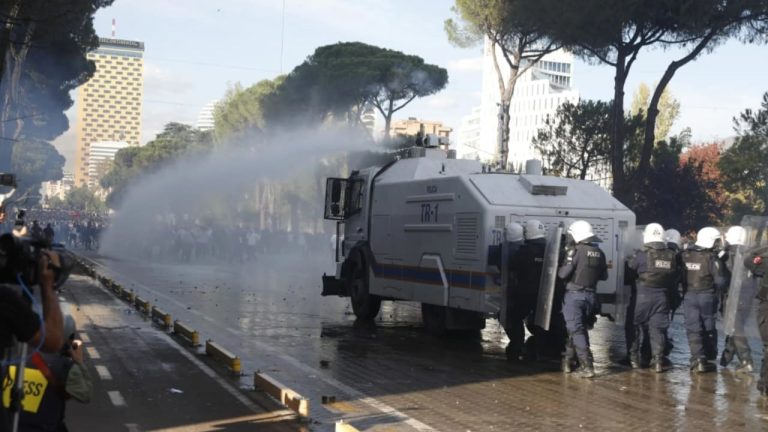 Protestat e studentëve, urdhër urgjent policisë: jo kontrolle telefonash pa vendim gjykate
