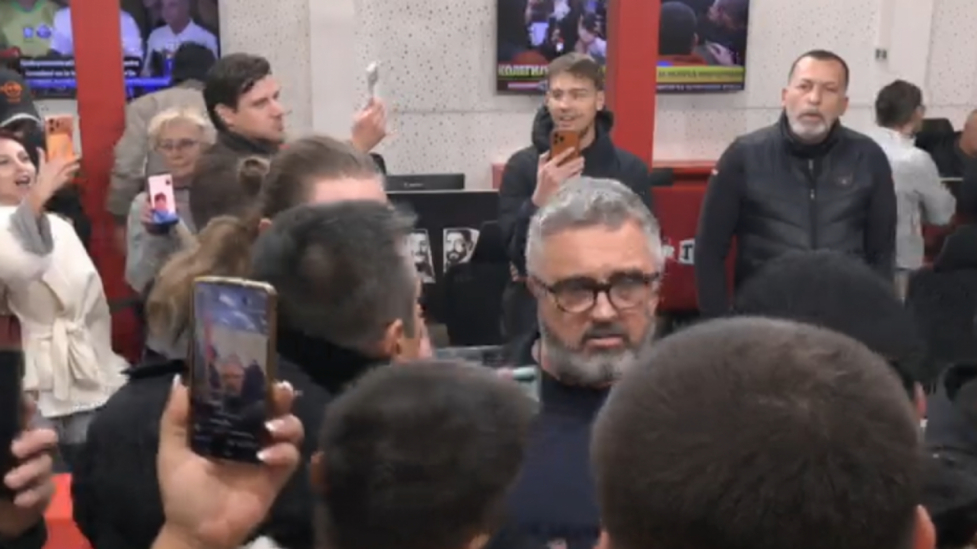 Tensione në Serbi pas zgjedhjeve: mbështetësit e “Listës së Studentëve” futen në “Informer”