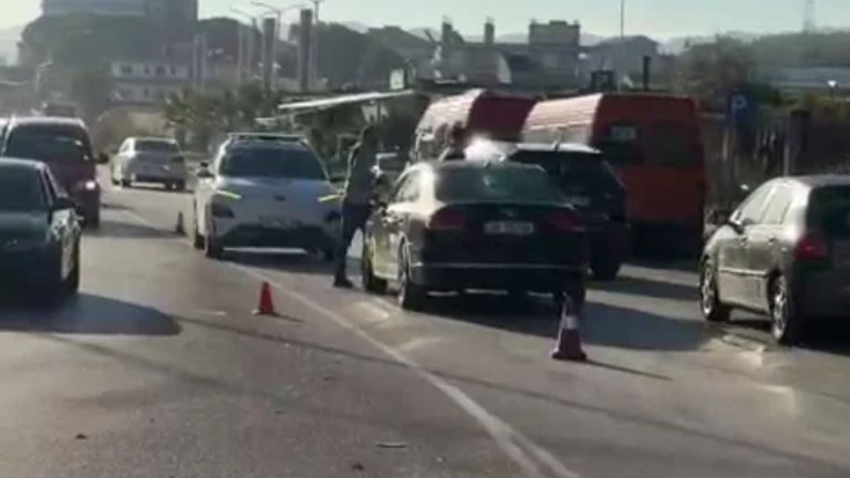 Aksident në Fier pranë Policisë, makina përplas këmbësoren dhe bllokon trafikun