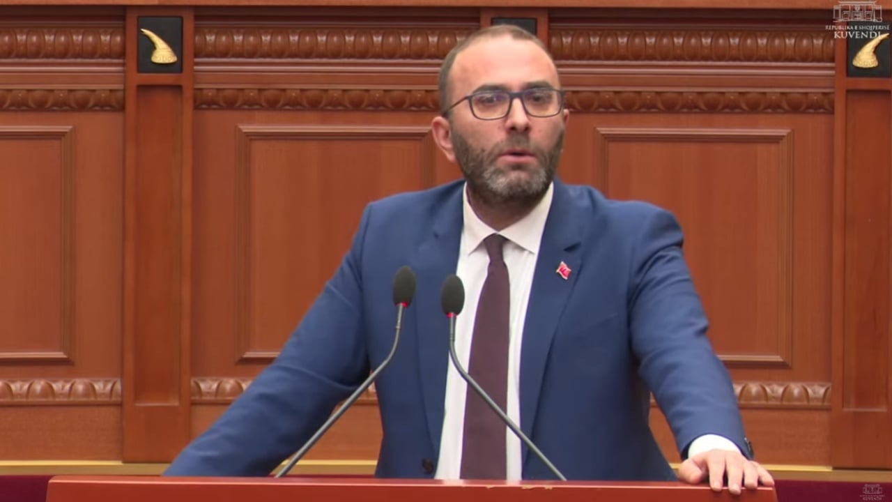 Begaj hap konsultimet për zgjedhjet vendore, Bardhi e quan “teatër politik”
