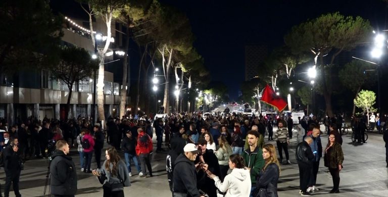 Dita e 14 e protestës në Tiranë, pjesëmarrje më e ulët dhe refuzim i ftesës për dialog