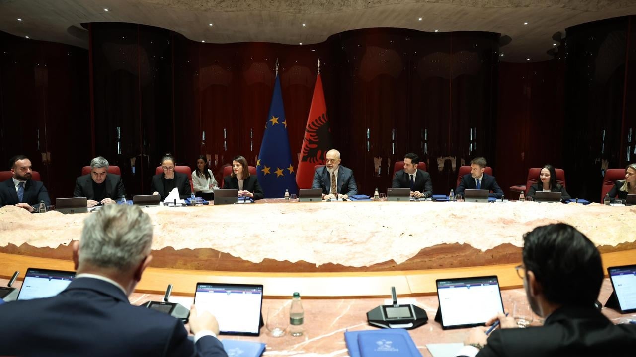 Paketa fiskale 2027: ulje TVSH-je për ushqimet, por më shumë taksa dhe pikëpyetje për çmimet
