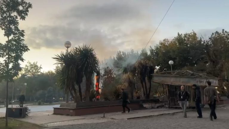 Protesta e studentëve në Tiranë, dita e 15-të: marshim drejt Kryeministrisë dhe zjarr në bulevard