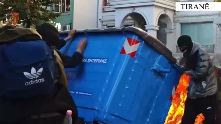 Arrestime pas protestës te Ministria e Arsimit në Tiranë, policia flet për djegie dhe bllokim rruge