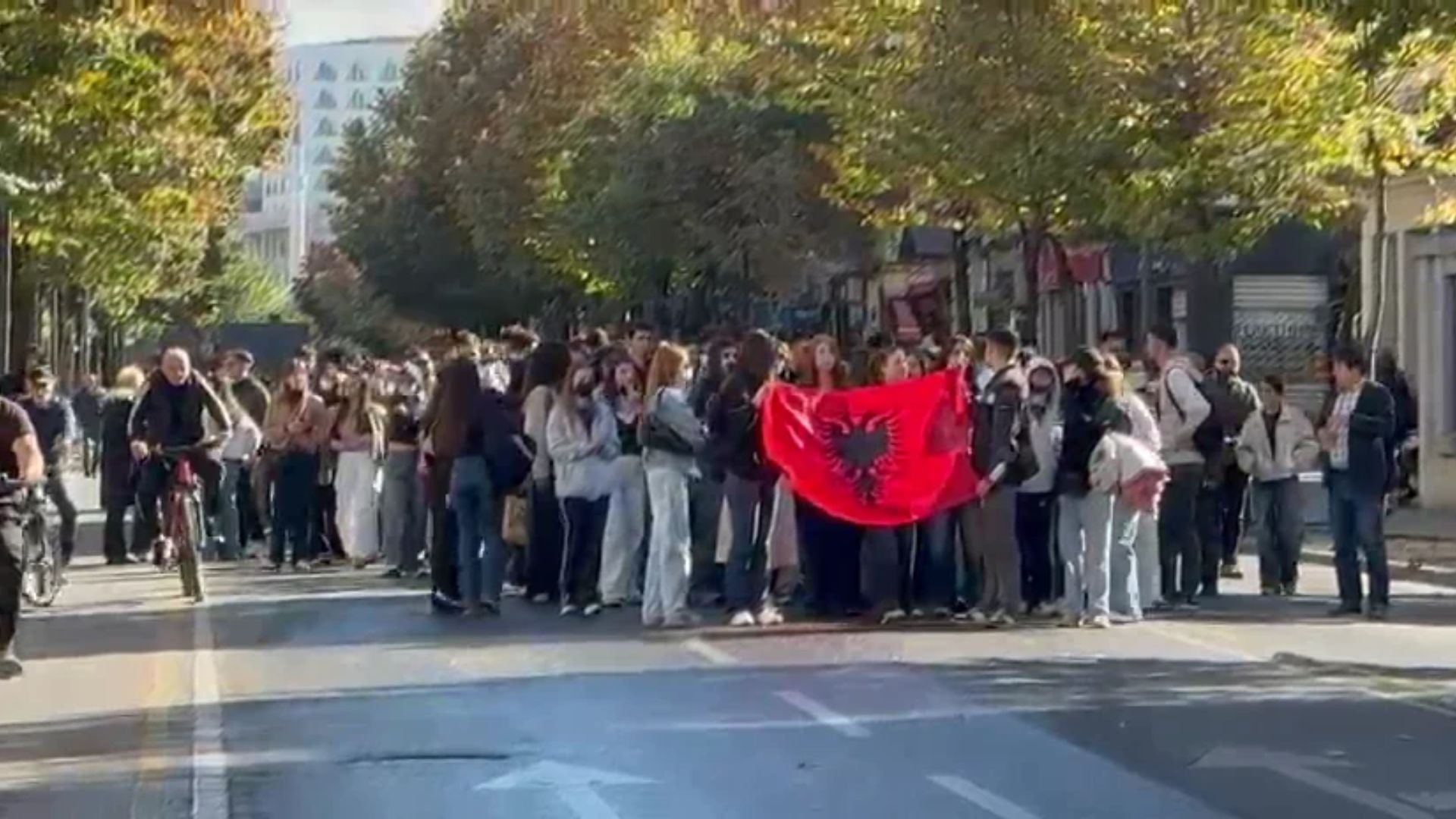 Dita e 16-të e protestës studentore, marshim në Tiranë dhe ndalesë te Ministria e Arsimit