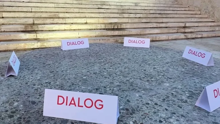 Rama e shtyn sërish ftesën për dialog, protestuesit para Kryeministrisë mbajnë refuzimin