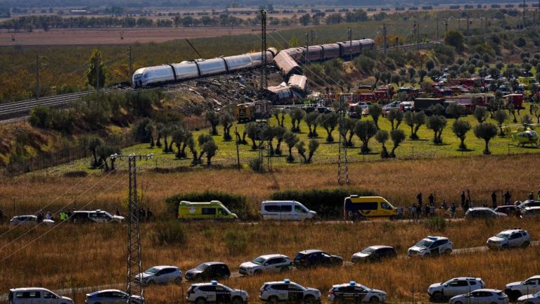 Tragjedia me tren në Spanjë, pasagjerët rrëfejnë kaosin: “Njerëzit ranë mbi njëri-tjetrin”