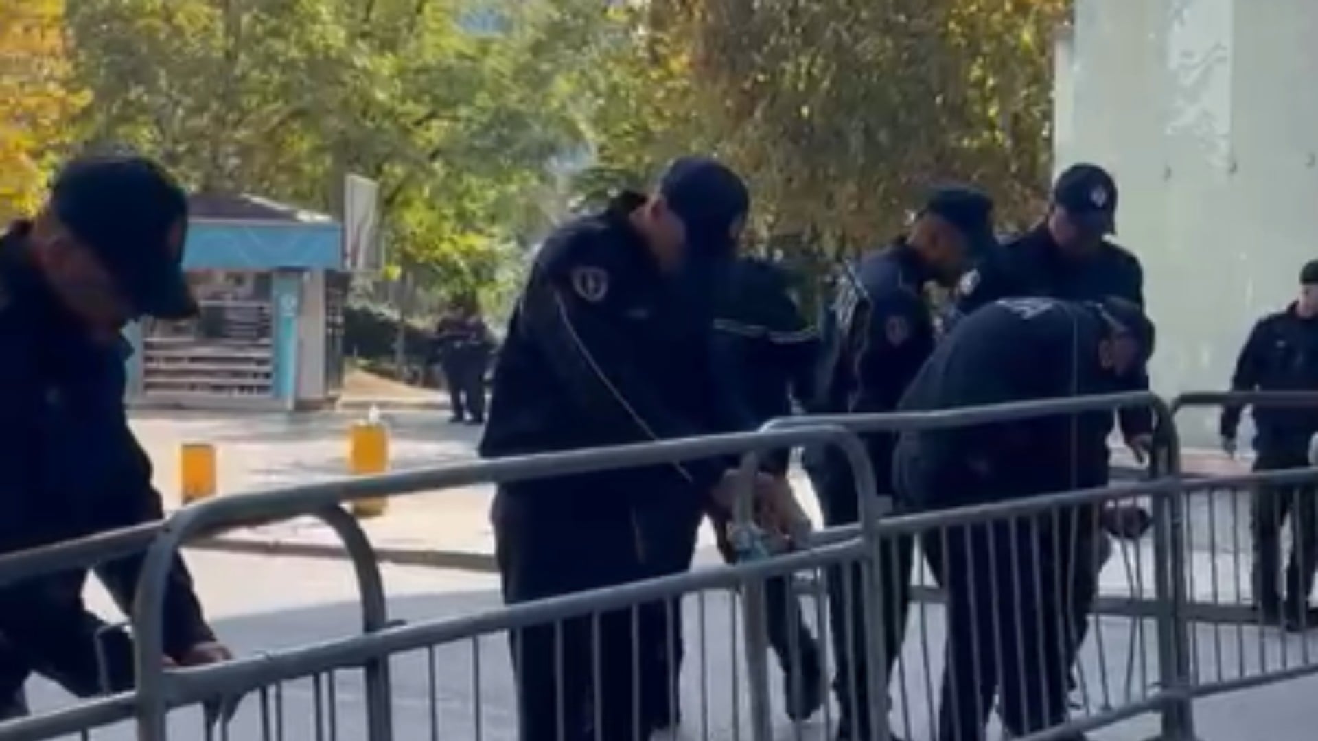 Mbyllet seanca në Kuvend, hiqen gardhet dhe protesta zhvendoset te Ministria e Arsimit