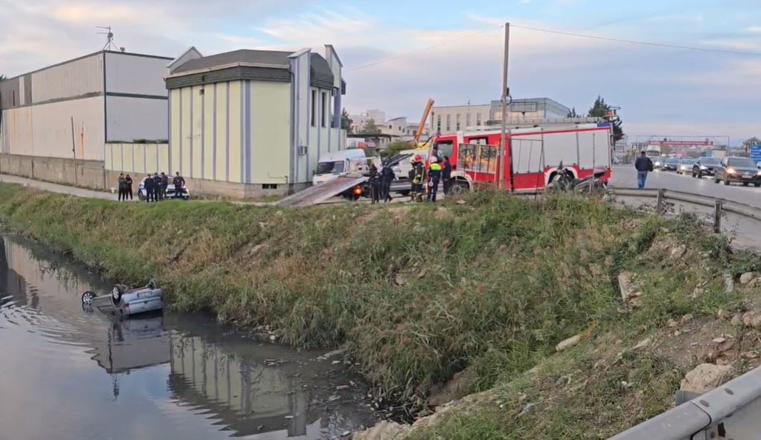 Ndjekje policore pranë Urës së Dajlanit, makina del nga rruga dhe përfundon në kanal
