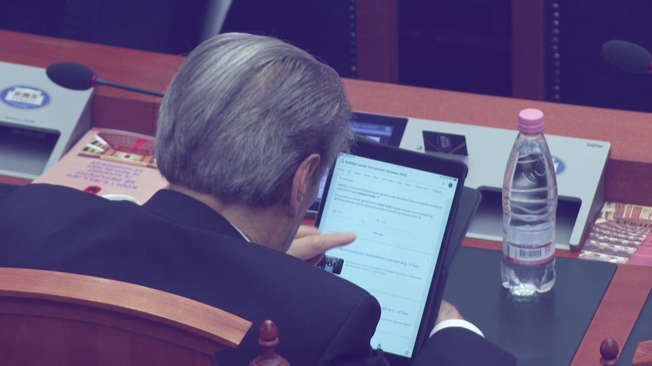 Pamjet nga Kuvendi: Berisha kërkon në Google kabinetin e 2005-ës, Hasani në YouTube