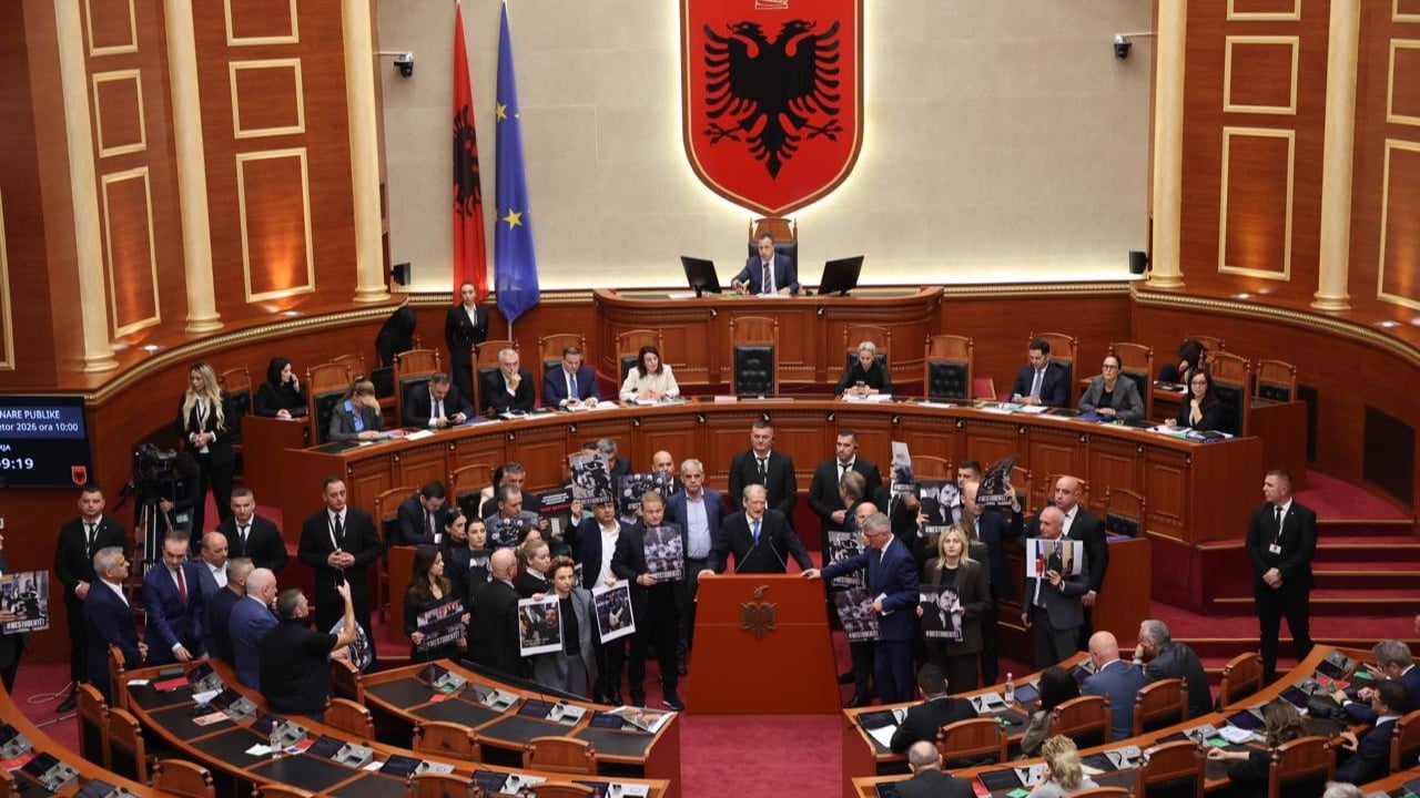 Tensione në Kuvend: opozita bllokon foltoren, Berishës i hiqet fjala për gjithë ditën