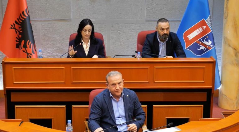 Transferimi i Erion Veliajt në Fier, këshilltarët e Tiranës kërkojnë shpjegime nga burgjet