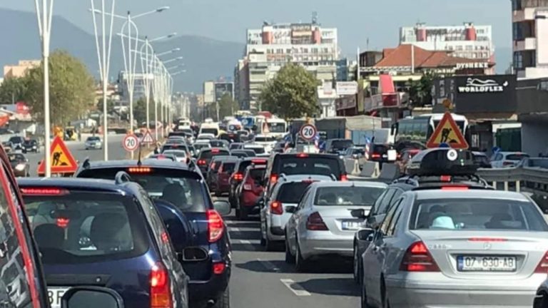 Taksa e makinave pritet të dyfishohet nga janari 2027, më e rëndë për naftën dhe mjetet e vjetra