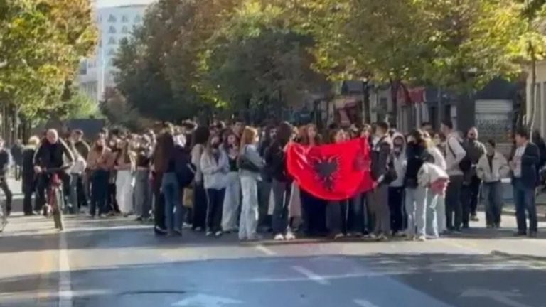 Dy protesta në Tiranë, studentët te Arsimi dhe PD drejt Kryeministrisë mes tensionit
