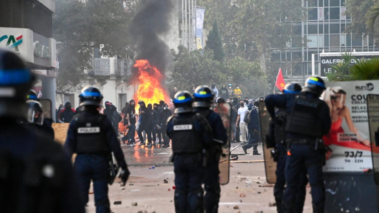 Franca nxjerr 70 mijë policë për protestat e Halloween-it, rritet tensioni në Paris