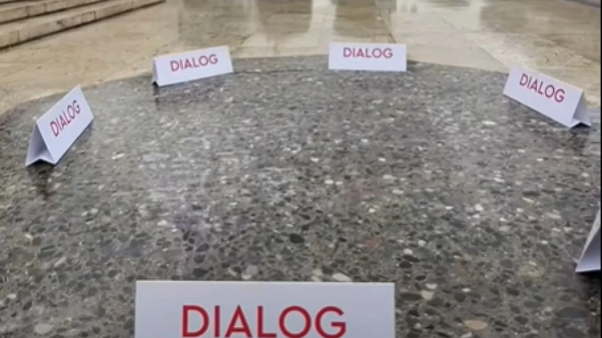 For the fifth day, Rama brings back the “table of dialogue” in front of the Prime Minister’s Office amid students’ refusal
