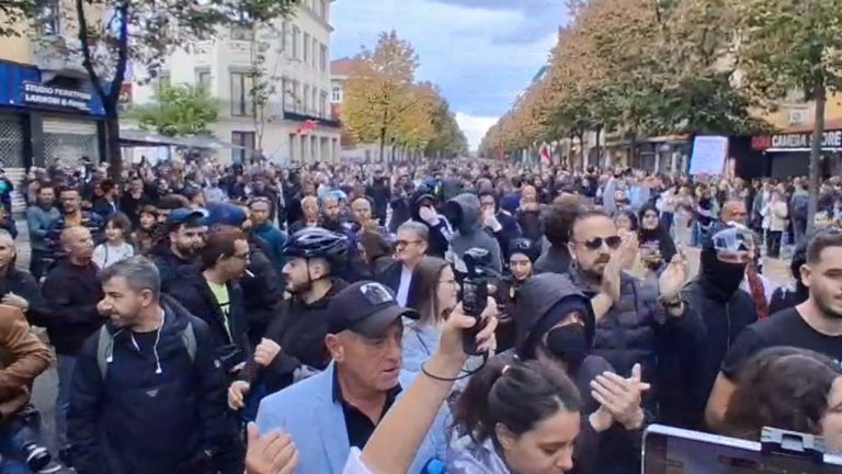 Përplasje te protesta para Ministrisë së Arsimit, thirrje kundër Ramës dhe Berishës