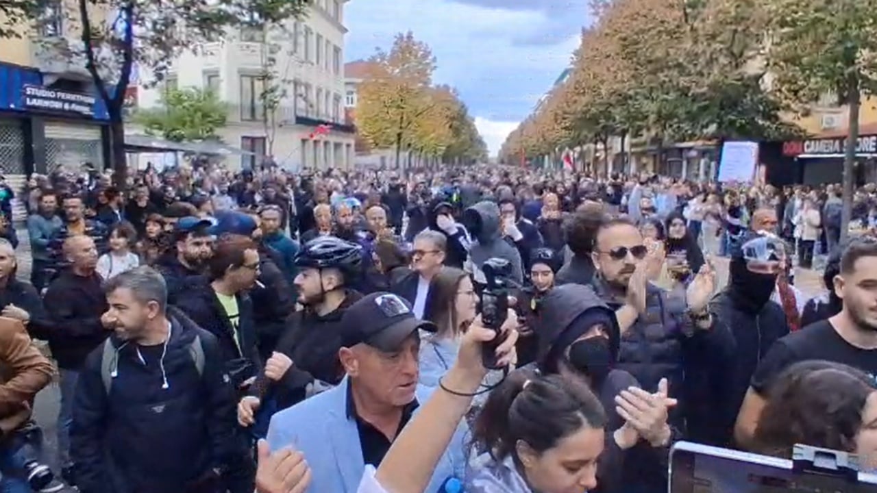 Përplasje te protesta para Ministrisë së Arsimit, thirrje kundër Ramës dhe Berishës