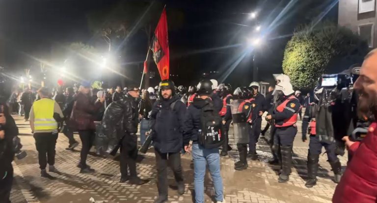 Protesta në Tiranë, 3 të arrestuar pas përplasjes me policinë dhe sekuestrimit të molotovëve