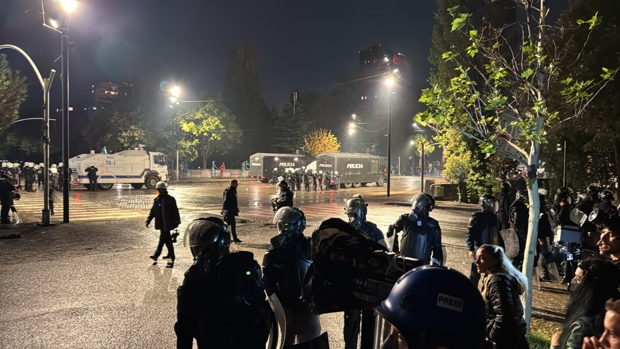 Protesta te “Dëshmorët e Kombit”: tubuesit në trotuar, policia përdor spraj irritues