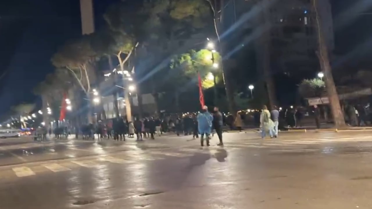 “Rama në burg, Berisha në burg”/ Protesta rikthehet te Kryeministria, tension me policinë