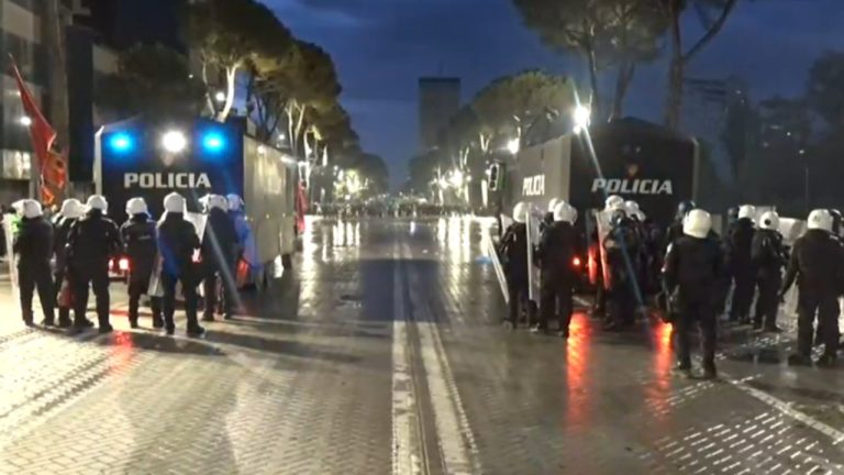 Tensione para Kryeministrisë, molotovë drejt policisë dhe ndërhyrje me autobotë uji