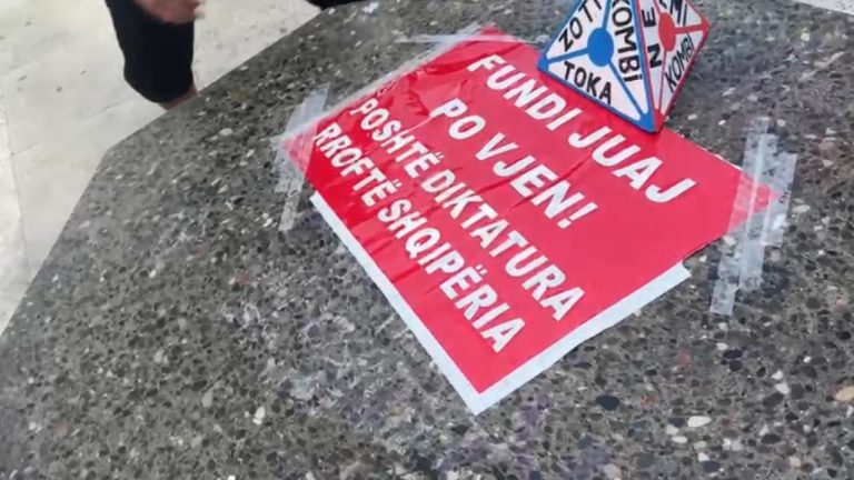 Tensione te Kryeministria, protestuesit hedhin me llastiqe dhe vendosin pankarte te sofra e dialogut