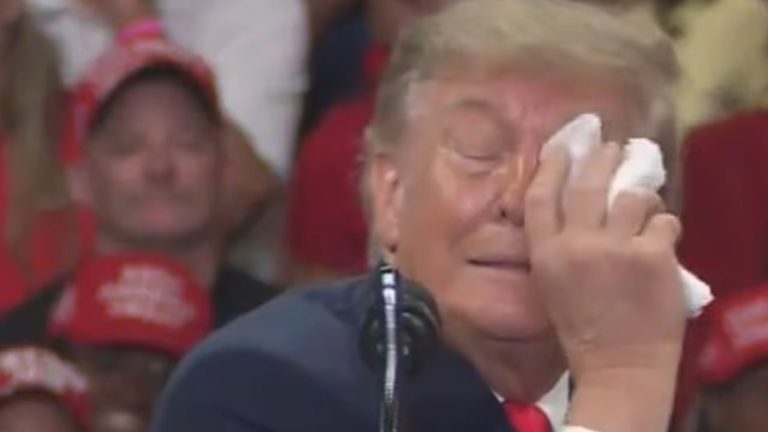 Trump ndal fjalimin në Florida për shkak të syrit, ironizon zërat për shëndetin