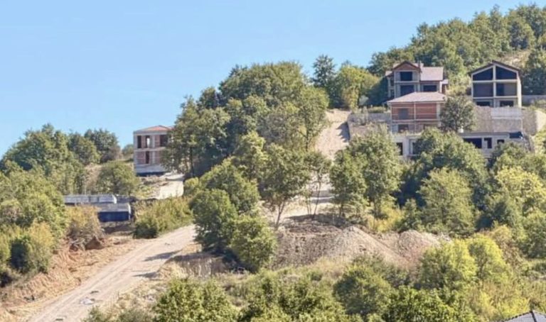 Vilat e Skënder Hitës? Belind Këlliçi publikon akuza të forta ndaj kreut të Policisë: Kush po mbron rendin dhe kush po mbron pasurinë?
